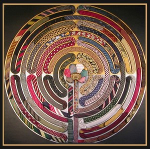 circular neck tie labyrinth