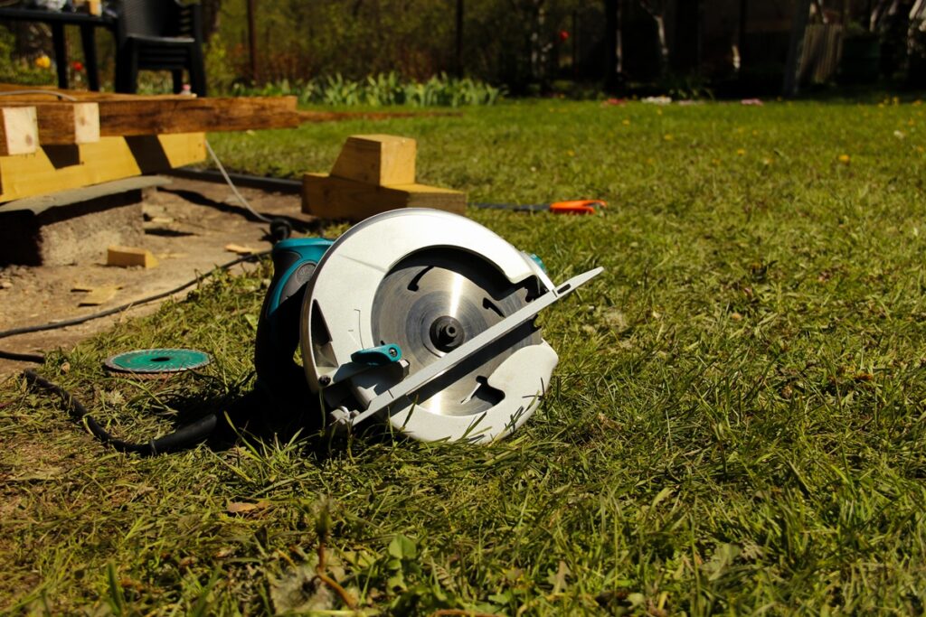 circular saw for cutting 4x4