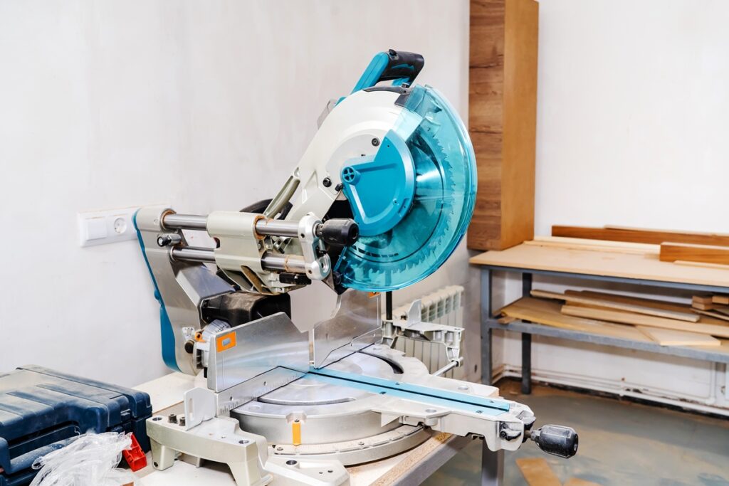 miter saw for cutting 4x4