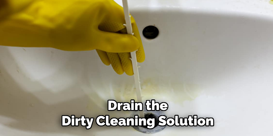 Drain the
Dirty Cleaning Solution