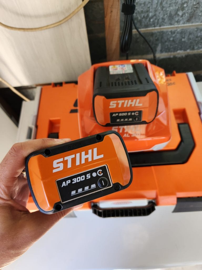 charging batteries stihl msa 220t